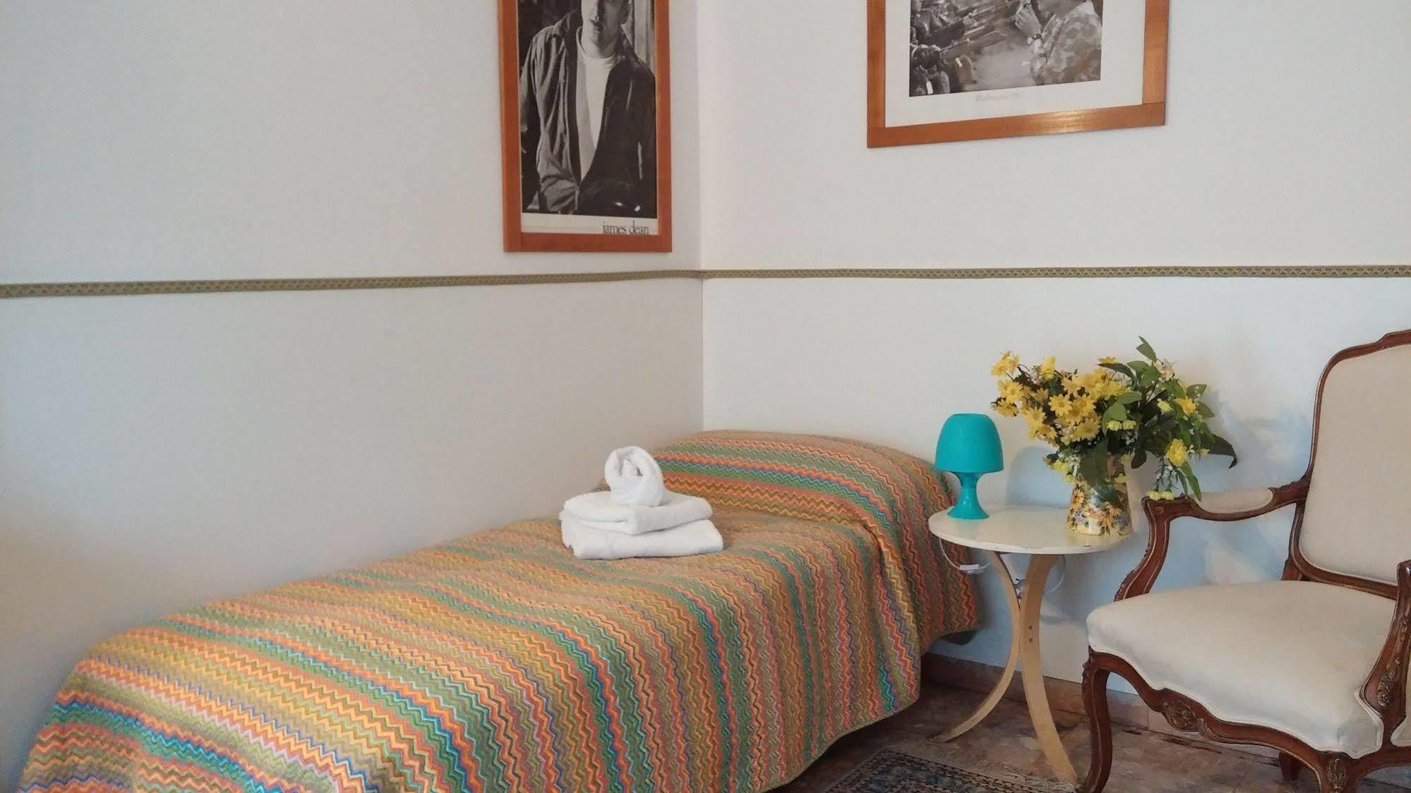 Venice Treviso Airport Bed Exterior photo A couch in a psychoanalyst's office